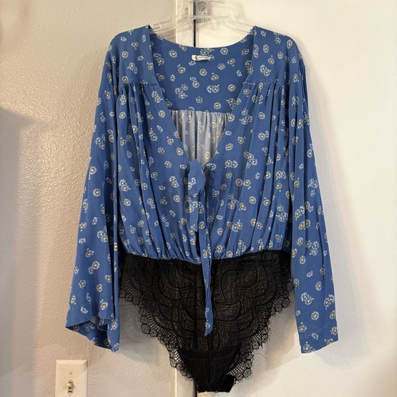 FREE People Forties Feels Bodysuit Blue Daisy Floral Bell Sleeve Black Lace L - Picture 6 of 12